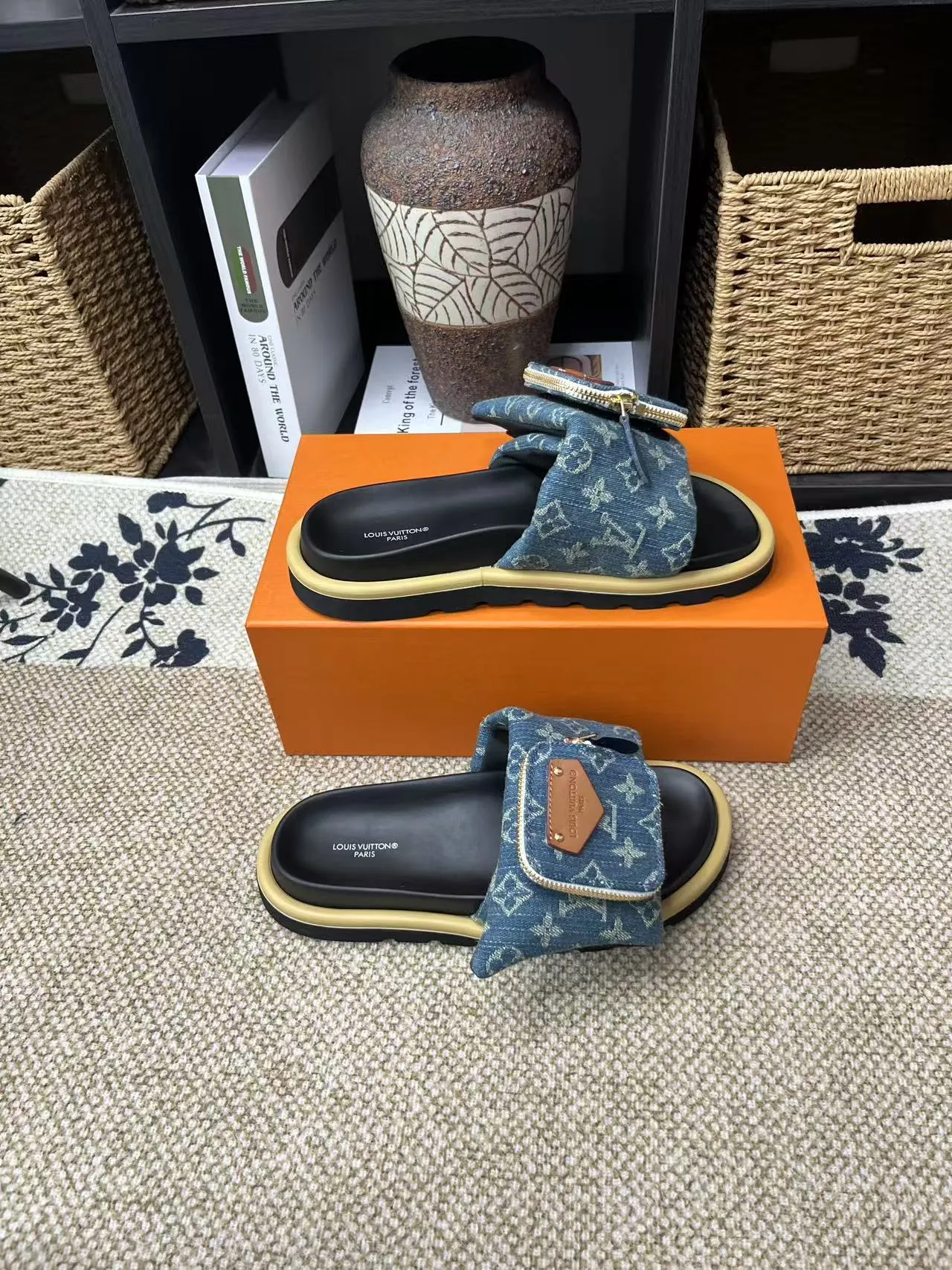 P380 yuan LV Louis Vuitton Full of high-end feel! A popular model among bloggers at home and abroad, it’s retro and fashionable, and looks stunning on your feet! Mainly recommended model on the official website★ ━━━━━ ЅᏇєєt ━━━━━ ▪️Upper: original calfskin ➕5D printing process ▪️Inner: imported mixed sheepskin ▪️Outsole: original molded foam outsole ▪️Size: Female 35-40 Men's 39-44 (women's 41 men's 45)